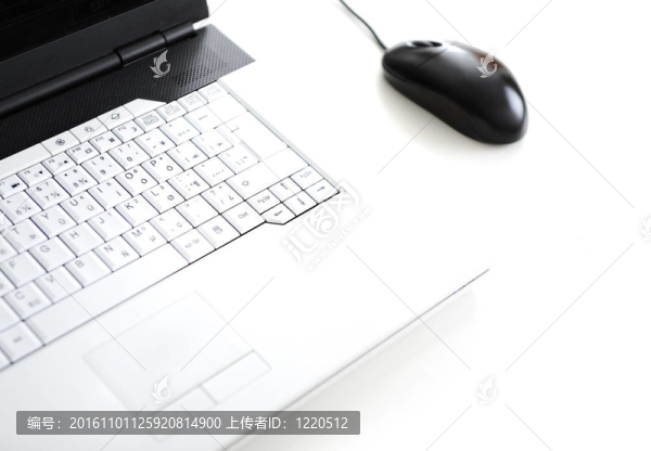 白色桌上的筆記本電腦