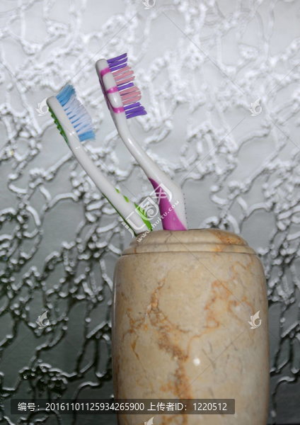 在窗臺(tái)上的牙刷-匯圖網(wǎng) www.fosd68.com 在窗臺(tái)上的牙刷