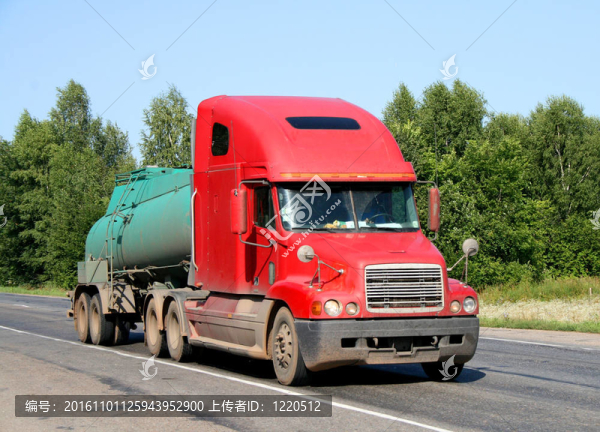 一輛紅色的拖車卡車