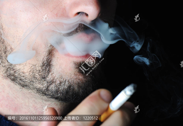 男子在黑暗中吸煙與可見(jiàn)煙