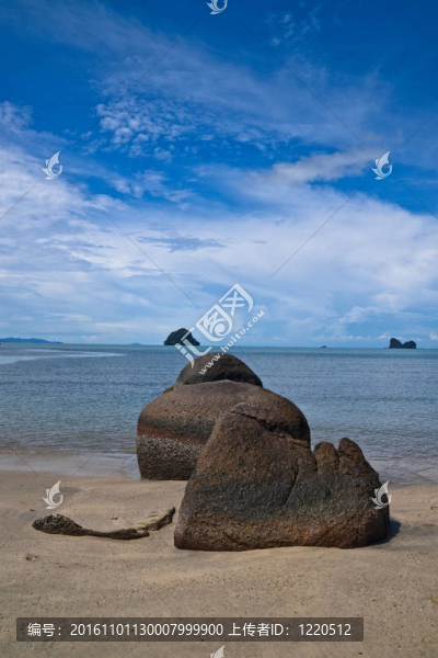 美麗的黑色沙灘與巨石