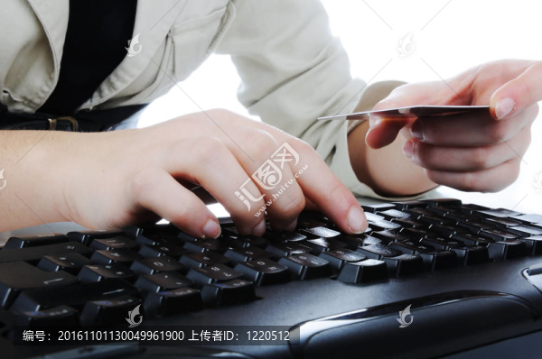 女性手打字信用卡