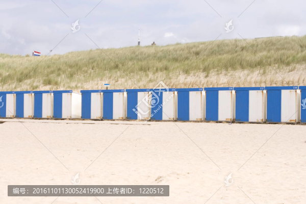海灘上的房子排成一列