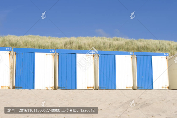 藍(lán)色和白色的海灘小屋