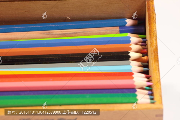 彩色鉛筆畫；在學(xué)校著色；在辦公室