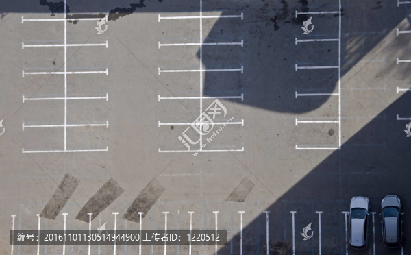 兩輛車的空停車場。從高度拍攝的照片；正面。