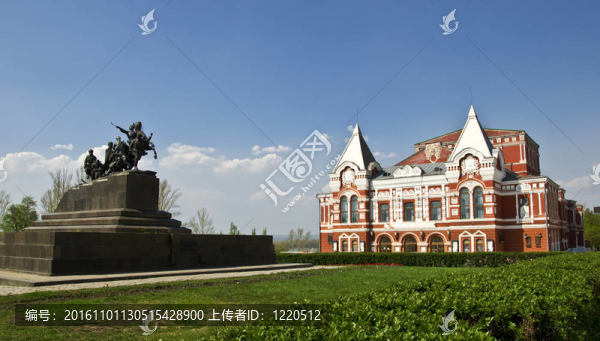 劇場建筑；傳統(tǒng)俄羅斯風(fēng)格，騎兵紀(jì)念碑。城市景觀。俄羅斯；Samara。