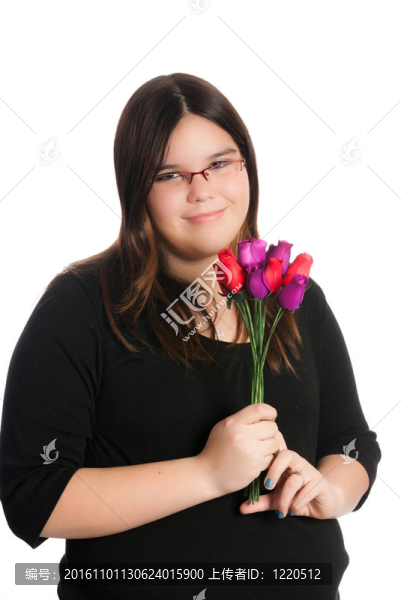 女孩拿著玫瑰