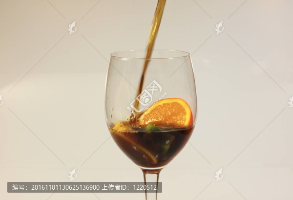 coktail杯水果酒和冰