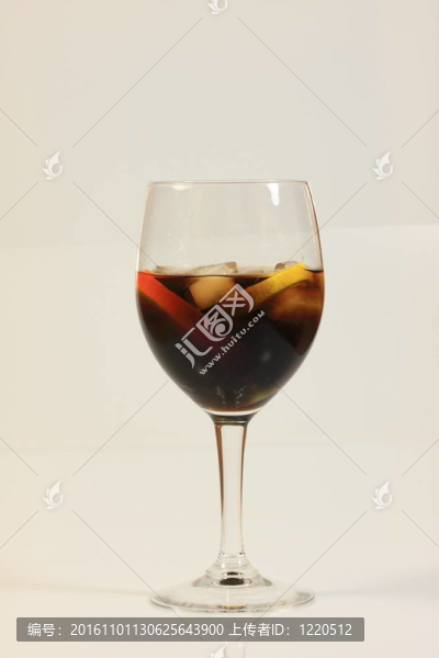 coktail杯水果酒和冰