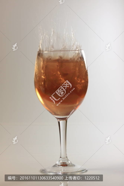 coktail杯水果酒和冰