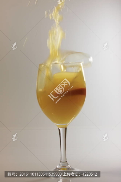 coktail杯水果酒和冰