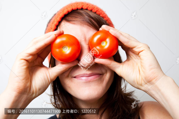 番茄眼睛的年輕女人