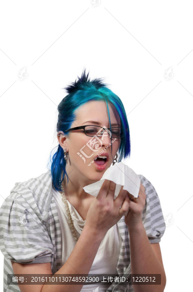 女人吹她的鼻子