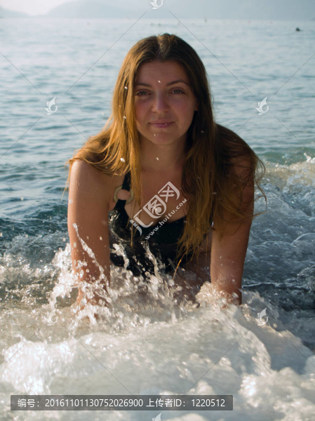 海浪中的女人