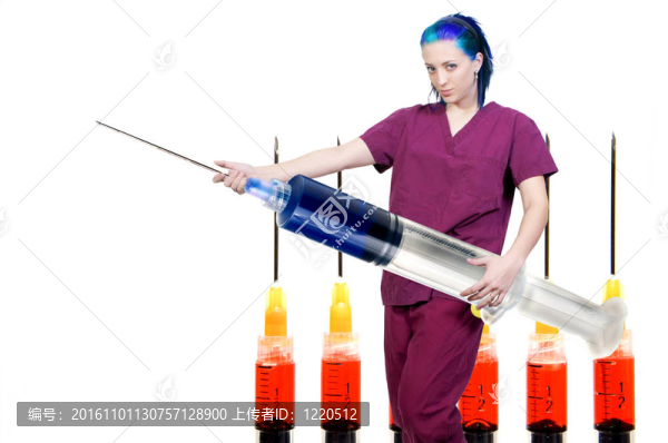 帶注射器的醫(yī)生