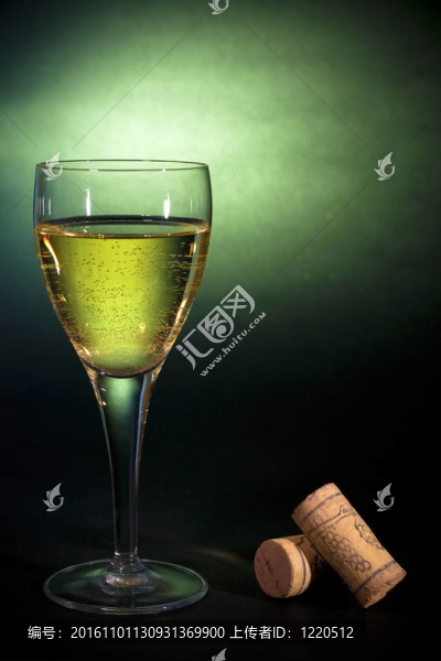 飲料的奢侈品藝術(shù)。在玻璃上的白葡萄酒；在黑色的綠色