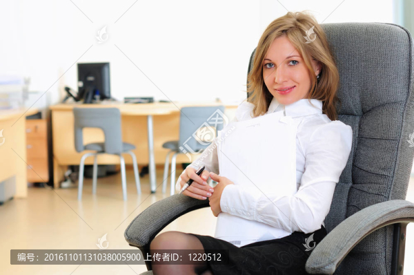 在他的辦公室里的年輕女孩