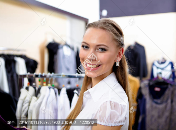 年輕的女人在一家商店買衣服