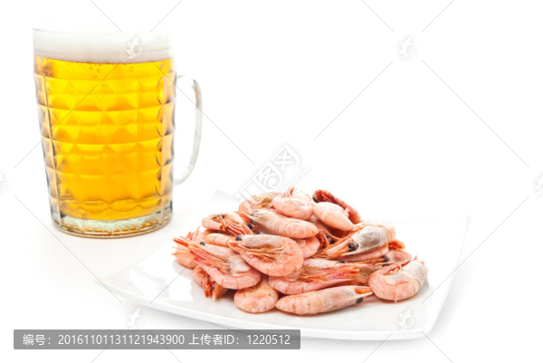 玻璃和蝦中的啤酒