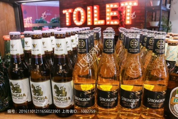 啤酒吧酒架和啤酒