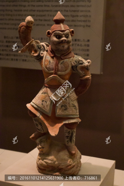 粉彩天王俑