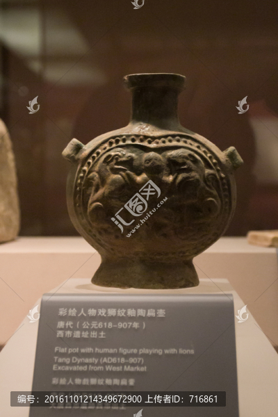 彩繪人物戲獅紋釉陶扁壺