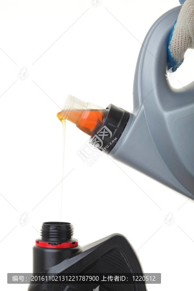 可以在白色的汽車發(fā)動機(jī)機(jī)油