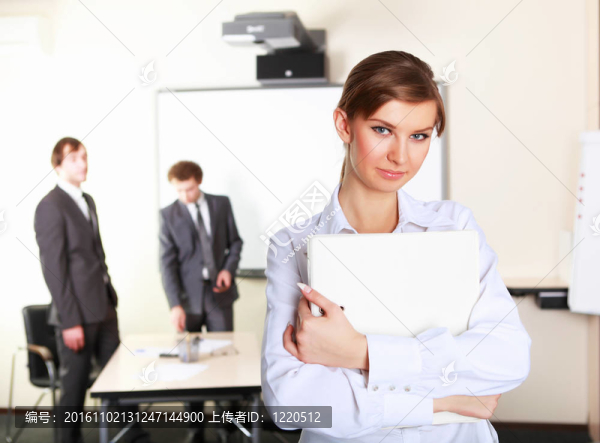 辦公室里的一位年輕的女商人