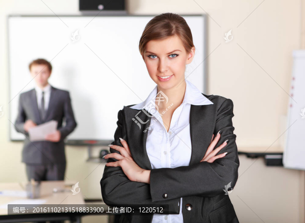 辦公室里的一位年輕的女商人