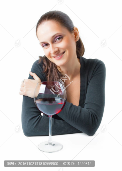 美麗的年輕女子與一杯葡萄酒