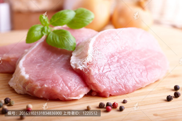 裁板上的生排骨