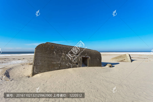 丹麥海灘上的燃料倉