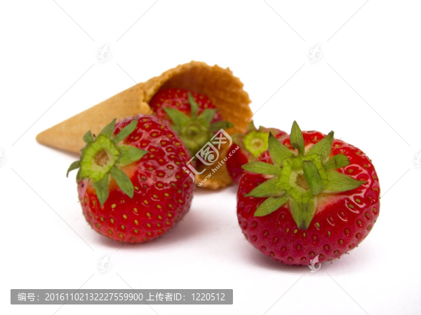 美味的草莓冰淇淋蛋卷