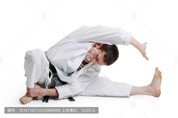 空手道；人在和服limberingup