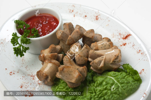 切碎的香腸和蔬菜和香料一起煎