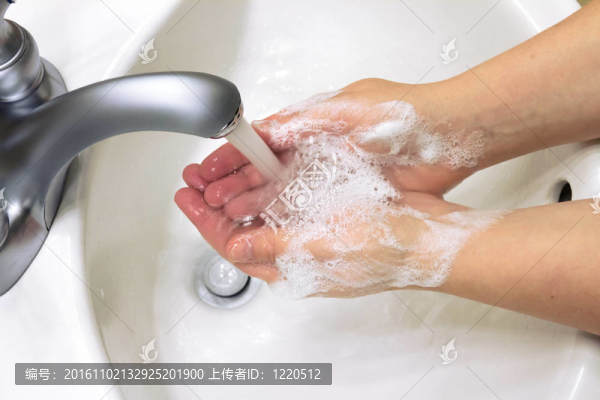 女性洗手