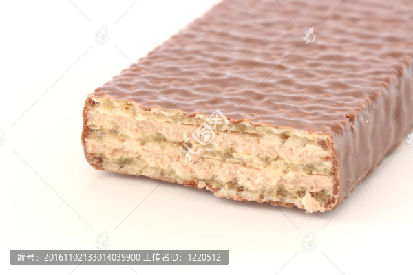 白色背景上的巧克力餅干