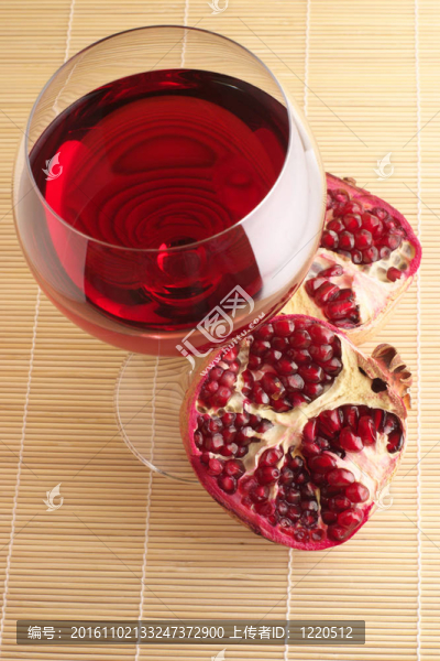 石榴和紅葡萄酒一杯