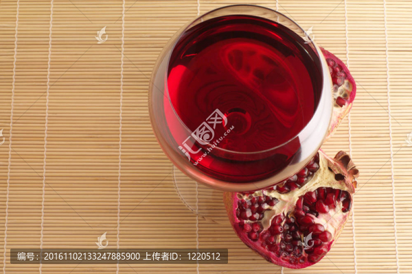石榴和紅葡萄酒一杯。