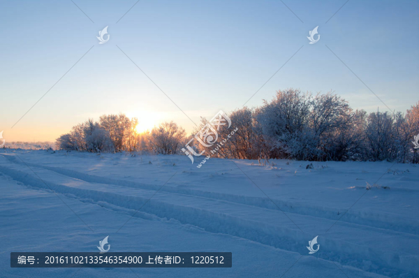 雪地鄉(xiāng)村小路。