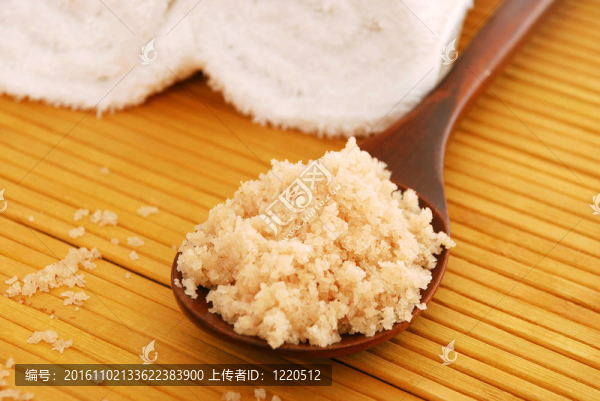 木勺上的沐浴鹽