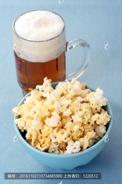 一碗爆米花和啤酒