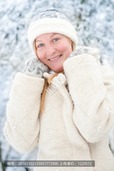 在雪中微笑的年輕女人