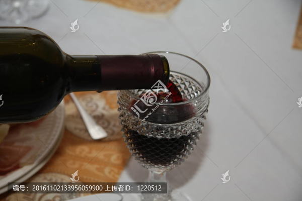 在餐桌上澆紅葡萄酒