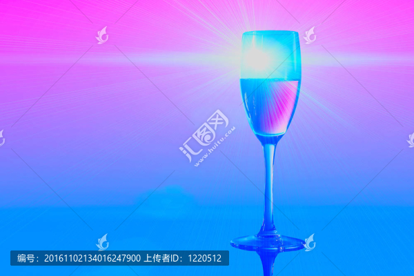 強大的太陽光線下的反射玻璃酒杯