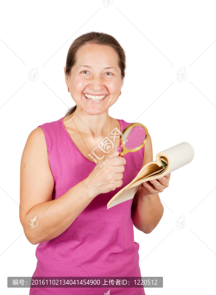 成熟的女人在看筆記本