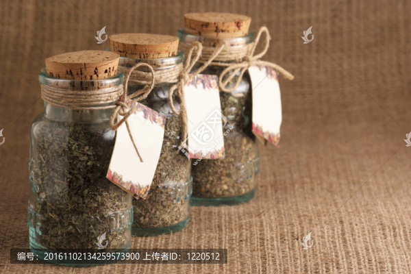 一罐罐的香料