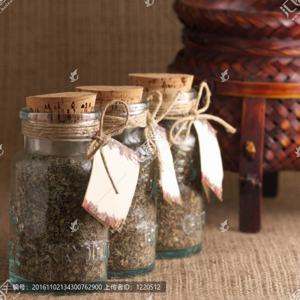 一罐罐的香料