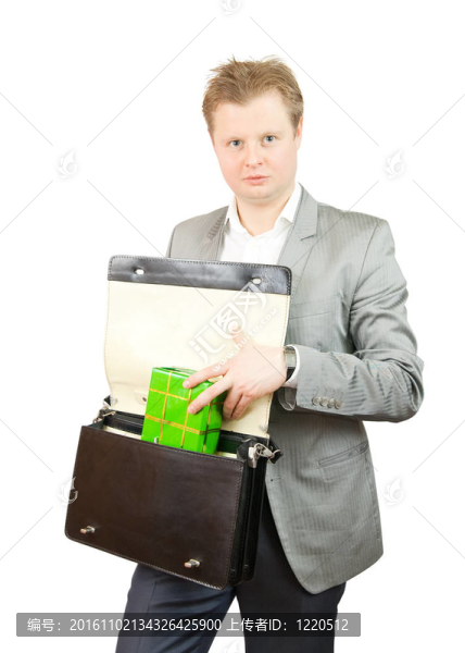 男子正在取出禮品盒